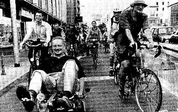 Bild mit ein paar Radlern, die in zwei 
Reihen auf gr&uuml;n warten